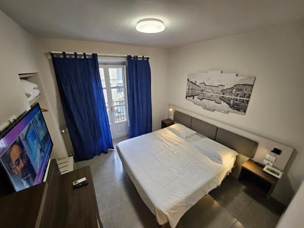 Artua'&Solferino : photo 1 de la chambre chambre double ou lits jumeaux avec balcon