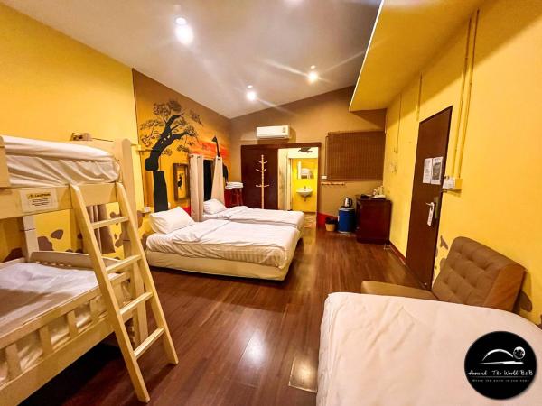 Around The World Bed and Breakfast : photo 1 de la chambre chambre familiale avec salle de bains privative