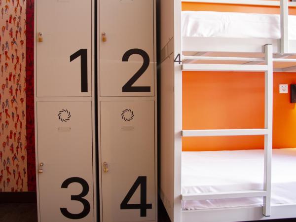 room00 Valencia Hostel : photo 2 de la chambre lit dans dortoir mixte de 4 lits avec salle de bains privée