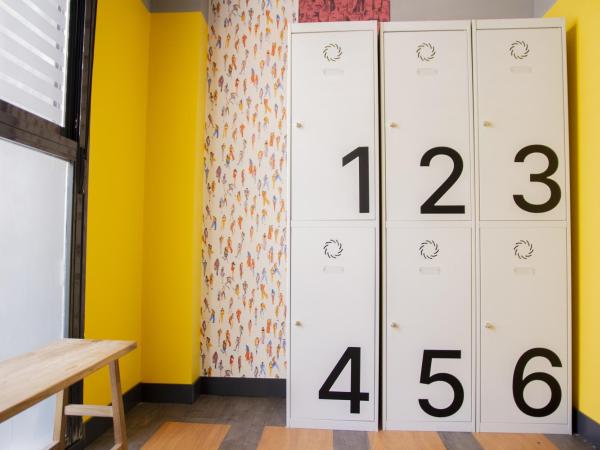 room00 Valencia Hostel : photo 3 de la chambre lit dans dortoir mixte de 6 lits avec salle de bains privative