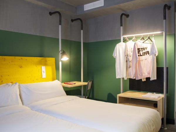 room00 Valencia Hostel : photo 2 de la chambre chambre double ou lits jumeaux