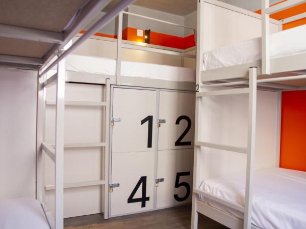room00 Valencia Hostel : photo 3 de la chambre lit dans dortoir mixte de 5 lits avec salle de bains commune