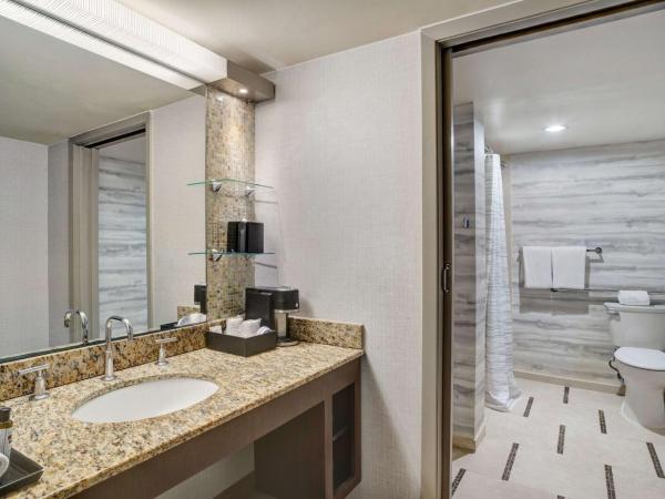 Hyatt Regency DFW International Airport : photo 5 de la chambre chambre avec 2 lits queen-size et douche accessible aux personnes à mobilité réduite