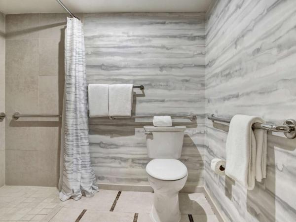 Hyatt Regency DFW International Airport : photo 6 de la chambre chambre avec 2 lits queen-size et douche accessible aux personnes à mobilité réduite