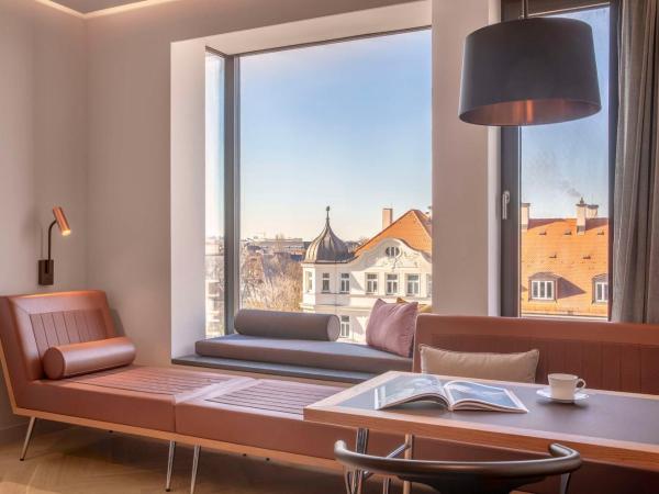 Andaz Munich Schwabinger Tor - a concept by Hyatt : photo 1 de la chambre chambre lit king-size - vue sur ville