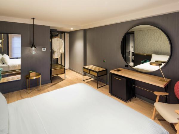 The Time New York, part of JdV by Hyatt : photo 6 de la chambre chambre lit king-size deluxe avec douche accessible en fauteuil roulant - adaptée aux personnes à mobilité réduite