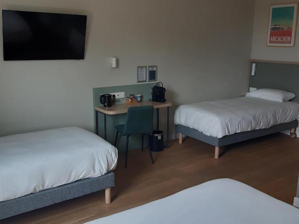 Kyriad Limoges - Ester : photo 3 de la chambre chambre familiale supérieure avec lit queen-size et 2 lits simples