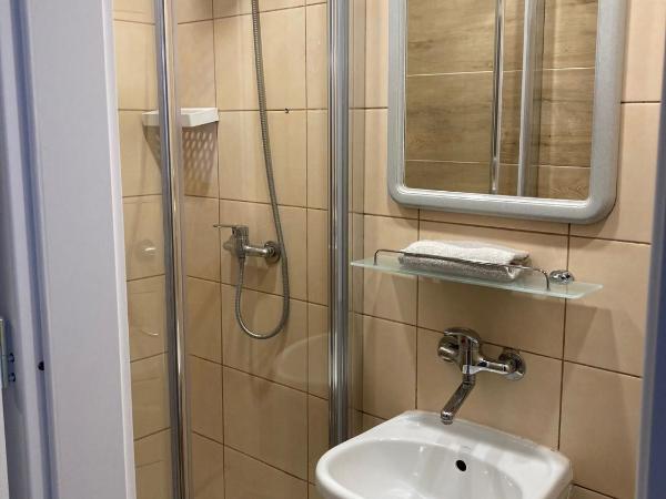 Stacja Sopot Pokoje do wynajęcia : photo 7 de la chambre chambre quadruple avec salle de bains privative