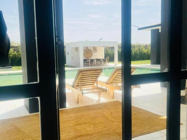 Villatina suite TIZNIT : photo 2 de la chambre chambre lit king-size - vue sur piscine 