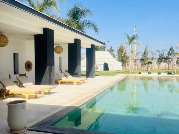 Villatina suite TIZNIT : photo 3 de la chambre chambre lit king-size - vue sur piscine 