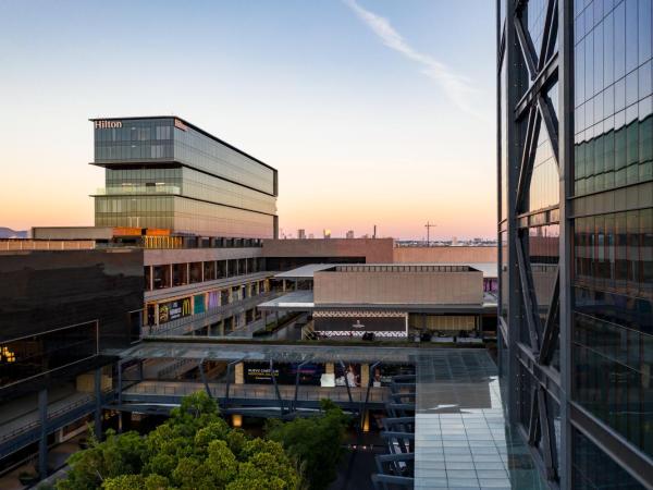 Hilton Guadalajara Midtown : photo 1 de la chambre suite junior lit king-size avec coin salon