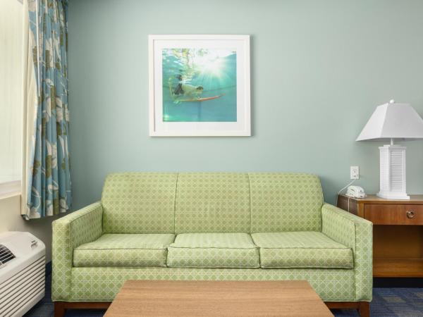 Beachside Resort Panama City Beach : photo 6 de la chambre studio lit king-size avec canapé-lit et kitchenette