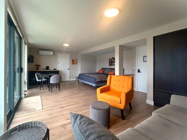 Kelowfornia Lakeview Retreat : photo 4 de la chambre chambre lit king-size - vue sur lac