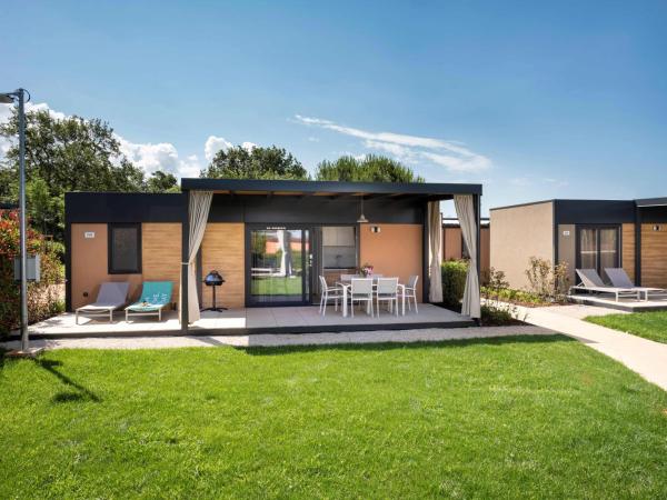 Camping Park Umag Mobile Homes : photo 1 de la chambre mobile home familial premium