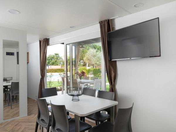 Camping Park Umag Mobile Homes : photo 4 de la chambre mobile home familial premium