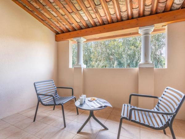 Résidence Pierre & Vacances le Hameau de la Pinède : photo 10 de la chambre maison supérieure 2 chambres en triplex avec alcôve, climatisation et terrasse (8 personnes)