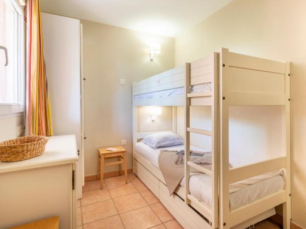 Résidence Pierre & Vacances le Hameau de la Pinède : photo 5 de la chambre studio supérieur avec alcôve, climatisation et terrasse (5 personnes) - rez-de-chaussée