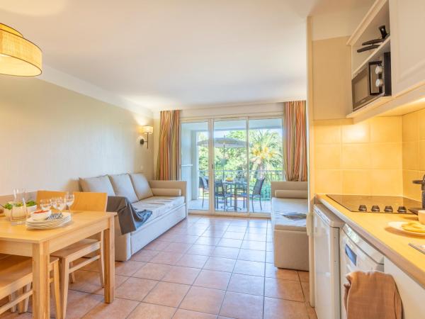 Résidence Pierre & Vacances le Hameau de la Pinède : photo 1 de la chambre appartement supérieur 1 chambre avec climatisation et balcon (5 personnes) - vue sur piscine