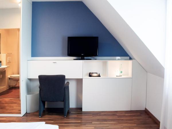 &REPEAT Köln Airport : photo 6 de la chambre grande chambre simple 