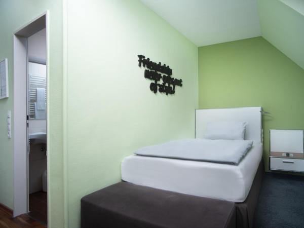 &REPEAT Köln Airport : photo 5 de la chambre grande chambre simple 
