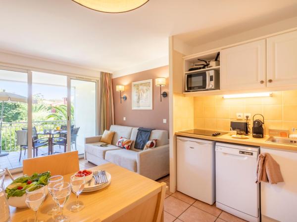 Résidence Pierre & Vacances le Hameau de la Pinède : photo 3 de la chambre appartement supérieur 1 chambre avec climatisation et terrasse ou balcon (4 personnes)