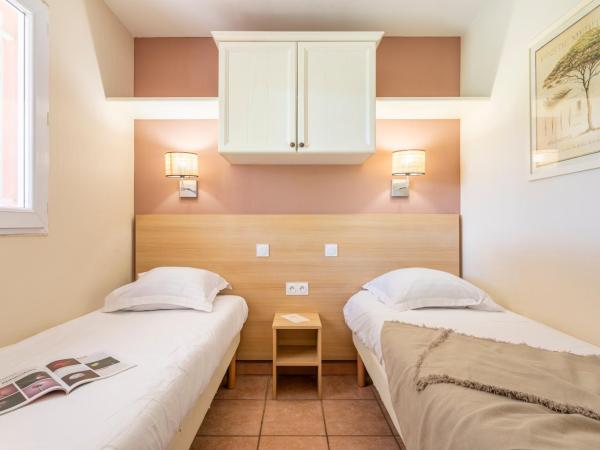 Résidence Pierre & Vacances le Hameau de la Pinède : photo 5 de la chambre appartement supérieur 1 chambre avec climatisation et terrasse ou balcon (4 personnes)