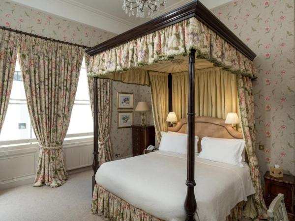 Dukes Bath : photo 2 de la chambre suite avec lit à baldaquin