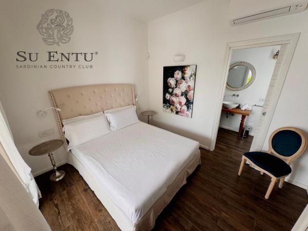 Su Entu Sardinian Country Club : photo 4 de la chambre chambre deluxe - vue sur piscine