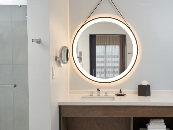 The Chifley Houston, Tapestry Collection by Hilton : photo 1 de la chambre suite lit king-size