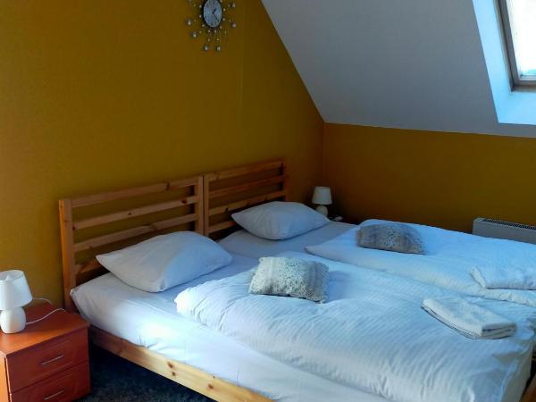 Hostel Madeira : photo 2 de la chambre chambre double avec balcon (3 adultes)