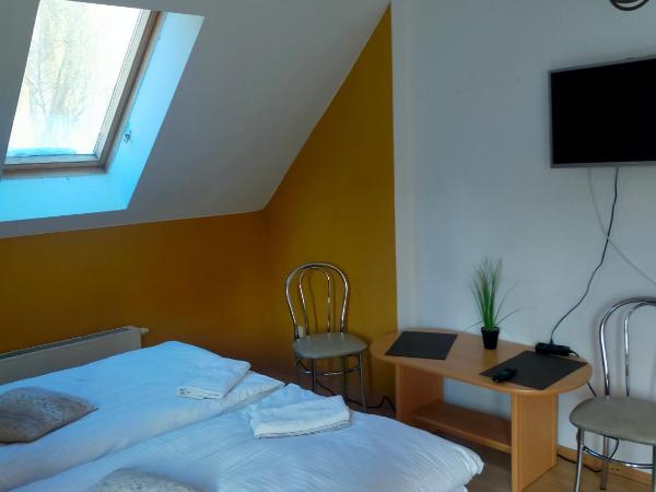 Hostel Madeira : photo 1 de la chambre chambre double avec balcon (3 adultes)