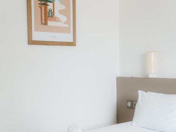 Hôtel Les Fougères : photo 4 de la chambre chambre double avec balcon et kitchenette - vue sur piscine