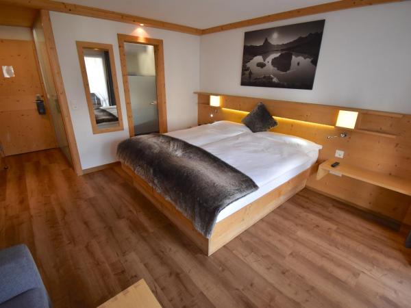 Hotel Matterhornblick : photo 1 de la chambre chambre lits jumeaux avec balcon