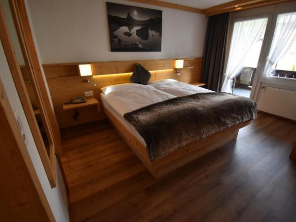 Hotel Matterhornblick : photo 8 de la chambre chambre lits jumeaux avec balcon