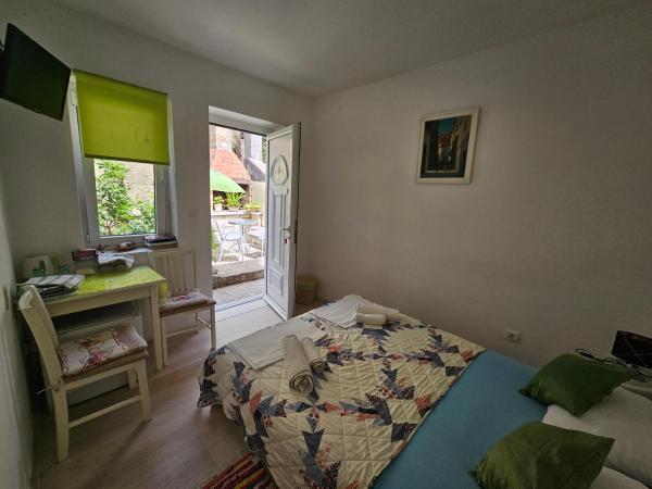 Dino and Jele Apartments : photo 4 de la chambre chambre double - vue sur jardin