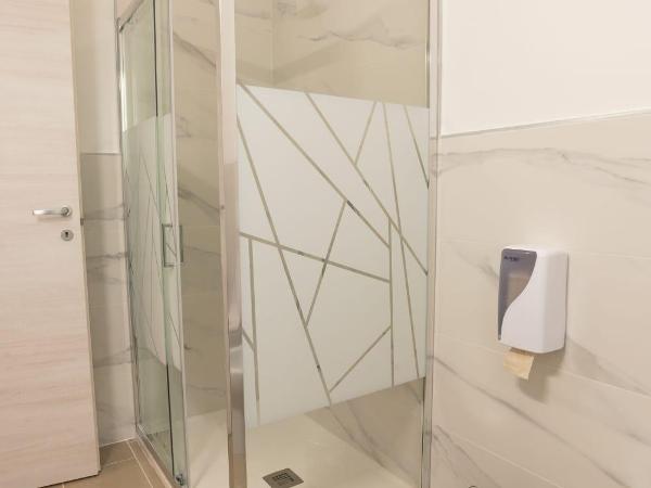 Mentana Guest House : photo 8 de la chambre chambre double avec salle de bains privative