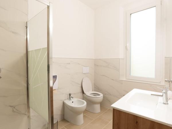 Mentana Guest House : photo 7 de la chambre chambre double avec salle de bains privative