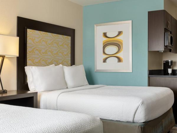 Holiday Inn Express & Suites Colorado Springs Central, an IHG Hotel : photo 7 de la chambre standard room with two queen beds - communications accessible tub