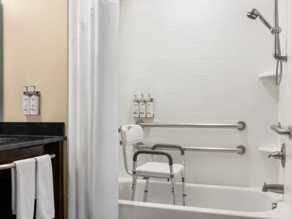 Holiday Inn Express & Suites Colorado Springs Central, an IHG Hotel : photo 7 de la chambre chambre lit king-size - accessible aux personnes à mobilité réduite