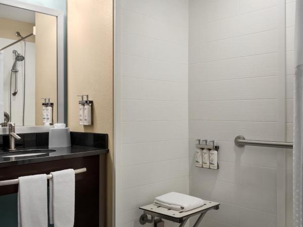 Holiday Inn Express & Suites Colorado Springs Central, an IHG Hotel : photo 5 de la chambre chambre lit king-size - accessible aux personnes à mobilité réduite / adapté aux malentendants