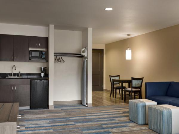 Holiday Inn Express & Suites Colorado Springs Central, an IHG Hotel : photo 8 de la chambre double queen suite with mountain view