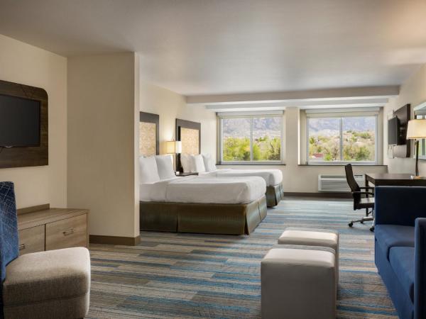 Holiday Inn Express & Suites Colorado Springs Central, an IHG Hotel : photo 7 de la chambre double queen suite with mountain view