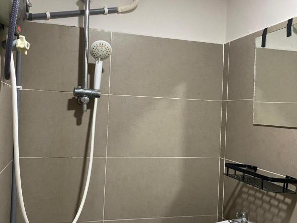 Aayu Muntri : photo 7 de la chambre chambre lit queen-size avec salle de bains commune