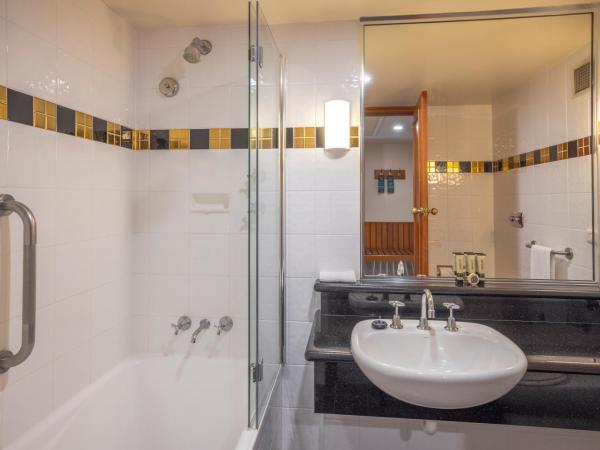 Country Club Tasmania : photo 4 de la chambre chambre lit king-size - vue sur jardin