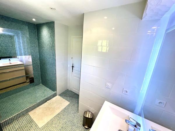 Villa La Source 83 - room close to St Tropez : photo 2 de la chambre chambre double - vue sur jardin