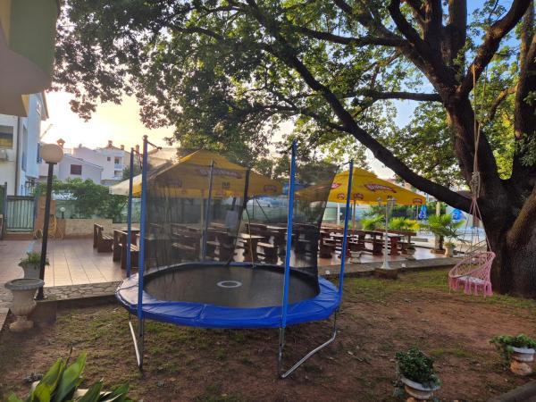 Hotel Biergarten Medulin : photo 1 de la chambre chambre double avec lit d'appoint