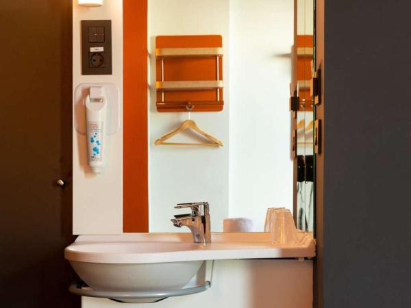 Ibis Budget Madrid Centro Lavapies : photo 4 de la chambre chambre double supérieure avec patio