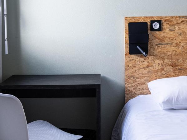 Auberge de jeunesse HI Clermont-Ferrand : photo 4 de la chambre chambre double avec salle de bains