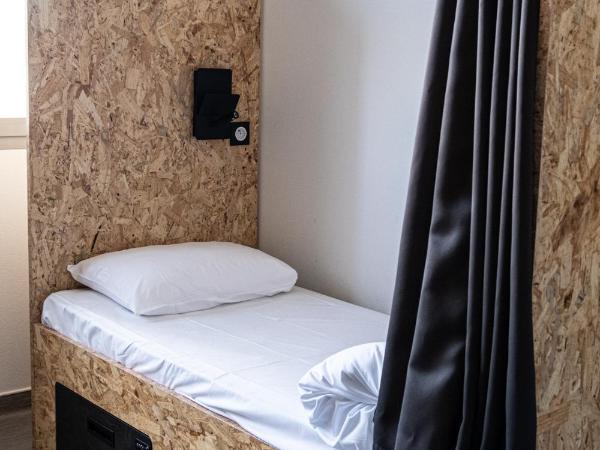 Auberge de jeunesse HI Clermont-Ferrand : photo 3 de la chambre chambre quadruple avec salle de bains