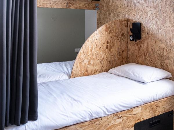 Auberge de jeunesse HI Clermont-Ferrand : photo 1 de la chambre chambre quadruple avec salle de bains